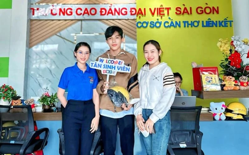 Tân Sinh Viên Đến Thì Đại Việt Tp Cần Thơ Đón
