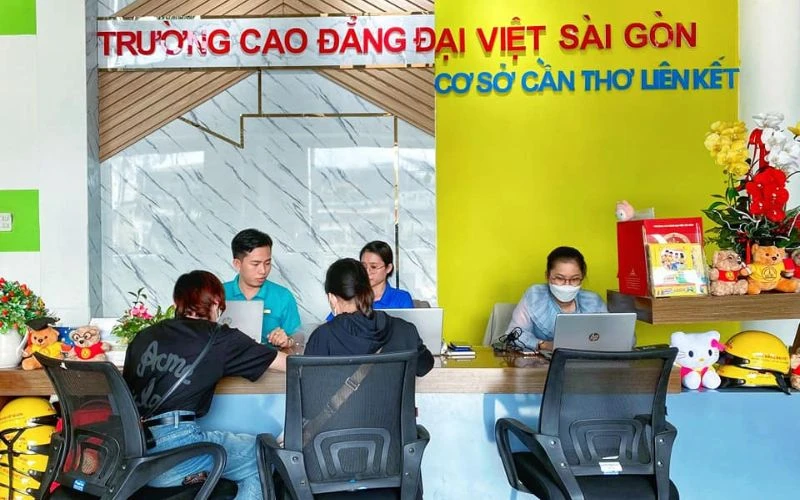 Tân Sinh Viên Đến Thì Đại Việt Tp Cần Thơ Đón