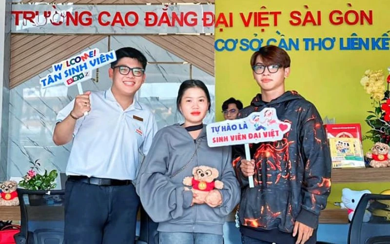 Tân Sinh Viên Đến Thì Đại Việt Tp Cần Thơ Đón