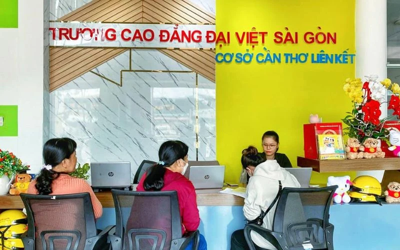 Tân Sinh Viên Đến Thì Đại Việt Tp Cần Thơ Đón