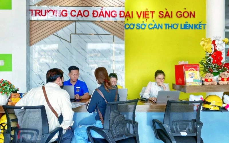 Tân Sinh Viên Đến Thì Đại Việt Tp Cần Thơ Đón