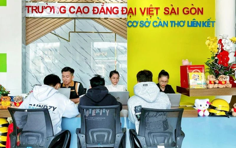 Tân Sinh Viên Đến Thì Đại Việt Tp Cần Thơ Đón