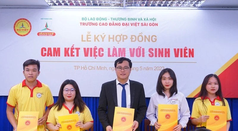 Trường Nghề Trải Thảm Đón Người Học