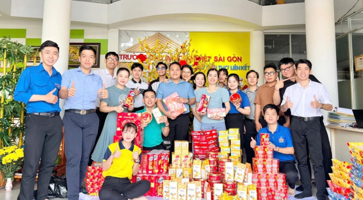 Đại Việt Cần Thơ Gói Quà Tết Tặng Cán Bộ, Nhân Viên Nhà Trường