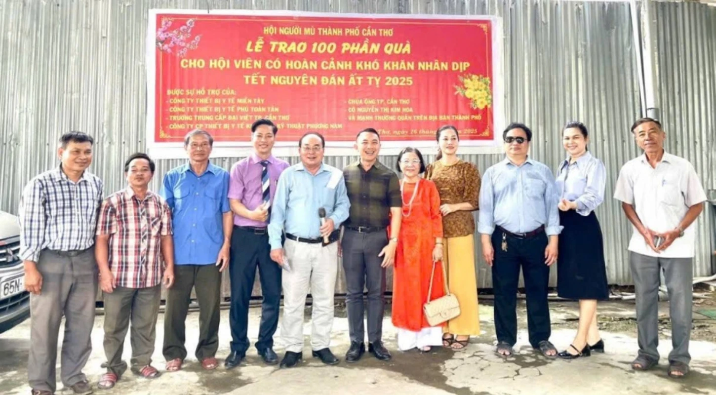 Đại Việt Cần Thơ Trao 100 Phần Quà Tết Cho Hội Người Mù Khó Khăn