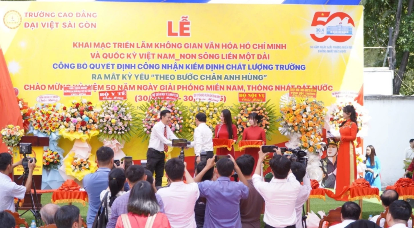 Đại Việt Sài Gòn Đón Nhận Quốc Kỳ & Cờ Trường Sa – Biểu Tượng Thiêng Liêng Dân Tộc