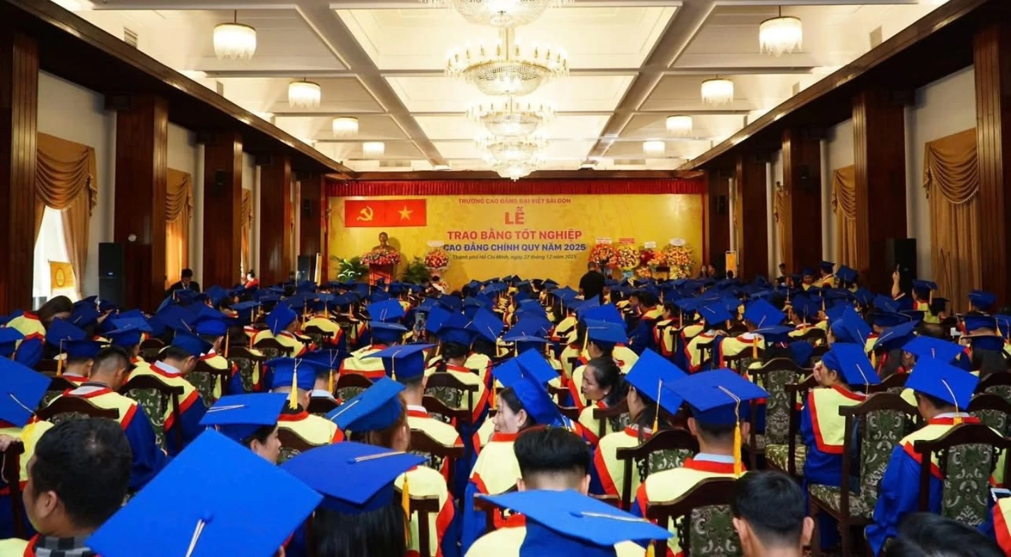 ĐẠI VIỆT SÀI GÒN TRAO BẰNG TỐT NGHIỆP CHO 1072 TÂN KHOA CAO ĐẲNG CHÍNH QUY NĂM 2025