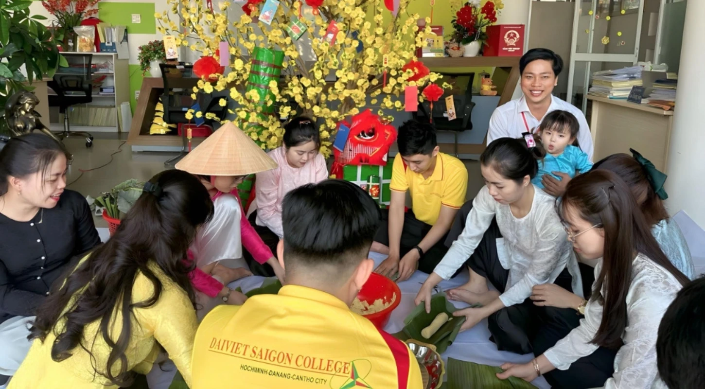 Gói Bánh Tét Mừng Xuân Cùng Đại Việt Cần Thơ