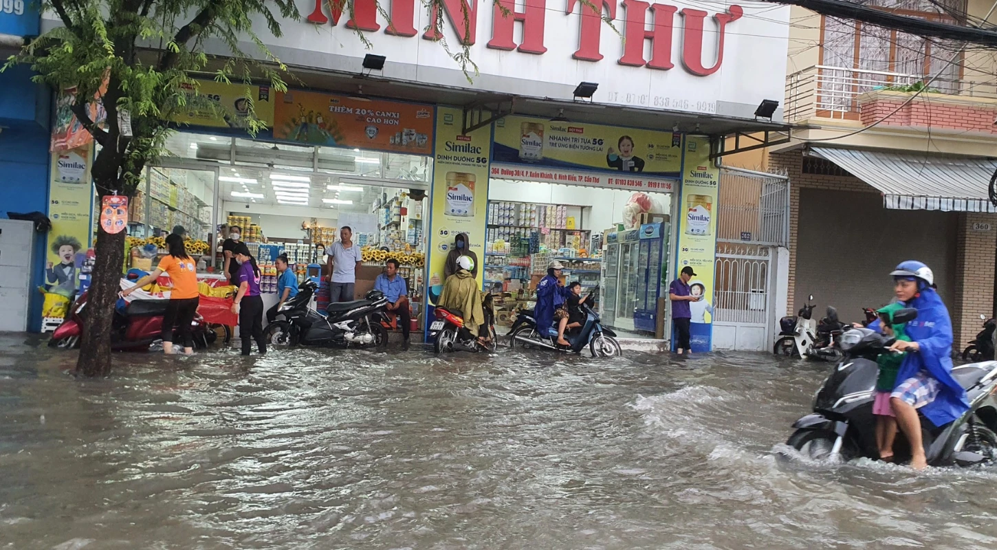 Hết Khổ Sở Vì Triều Cường, Người Cần Thơ Lại Bì Bõm Vì Mưa Lớn