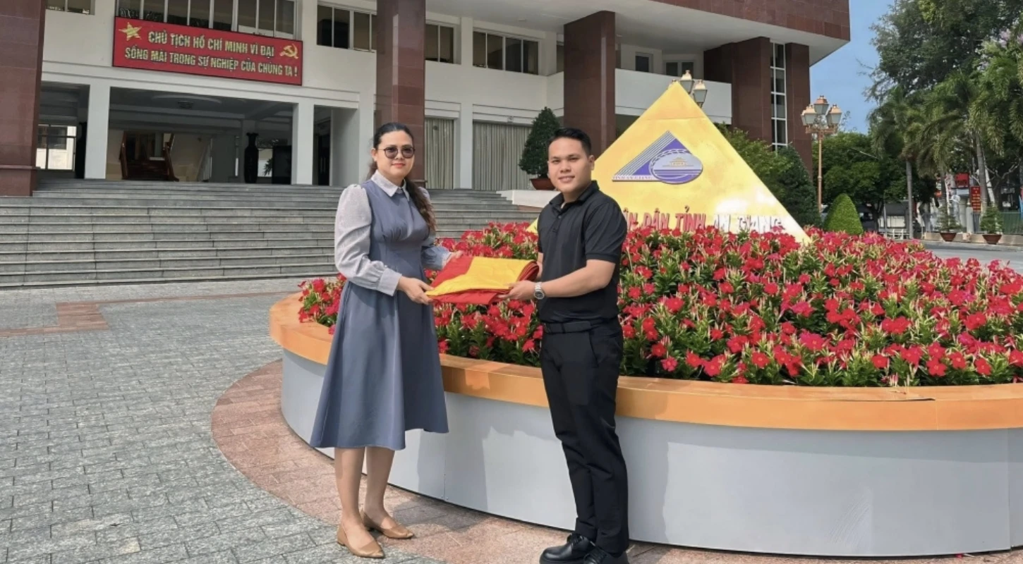 Ngày 30/4 - Ngày Hội Non Sông Trường Đại Việt Vinh Dự Đón Nhận Những Lá Cờ Tổ Quốc Đầy Ý Nghĩa