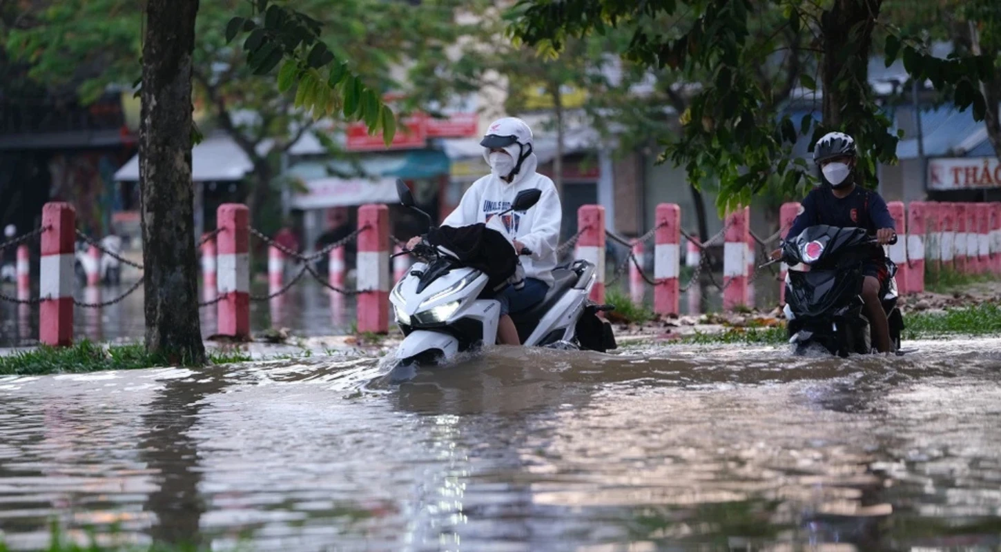 Người Cần Thơ Đắp Bờ Ngăn Triều Cường, Nước Ngập Sâu Đến Yên Xe Máy
