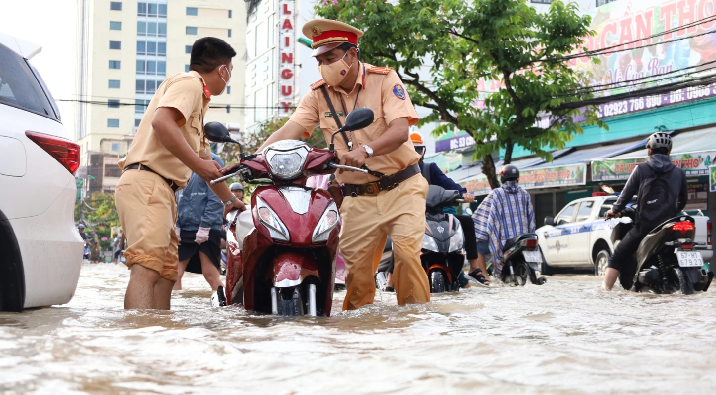 Triều Cường Vẫn Tiếp Tục Dâng Cao, Trung Tâm Cần Thơ Chìm Trong Biển Nước