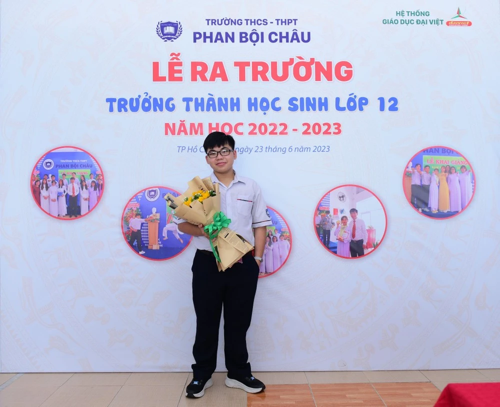 Cảm xúc vỡ oà của đôi bạn đạt điểm tuyệt đối – Đại Việt tự hào