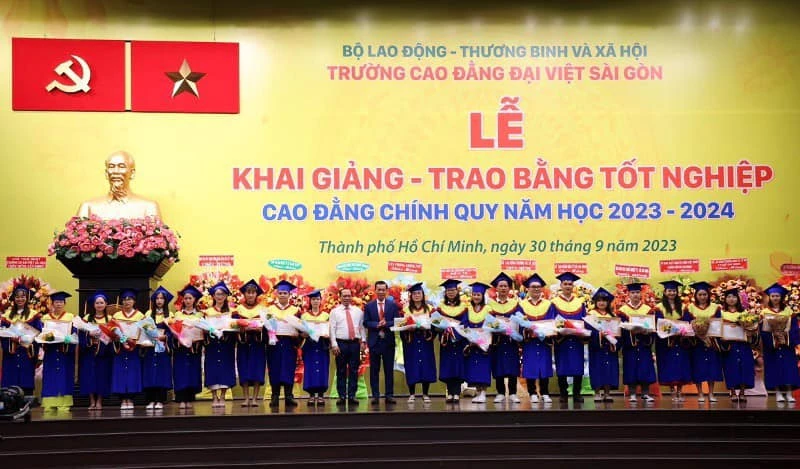 Cao Đẳng Đại Việt Sài Gòn Trao Tặng 96 Suất Học Bổng Cho Sinh Viên
