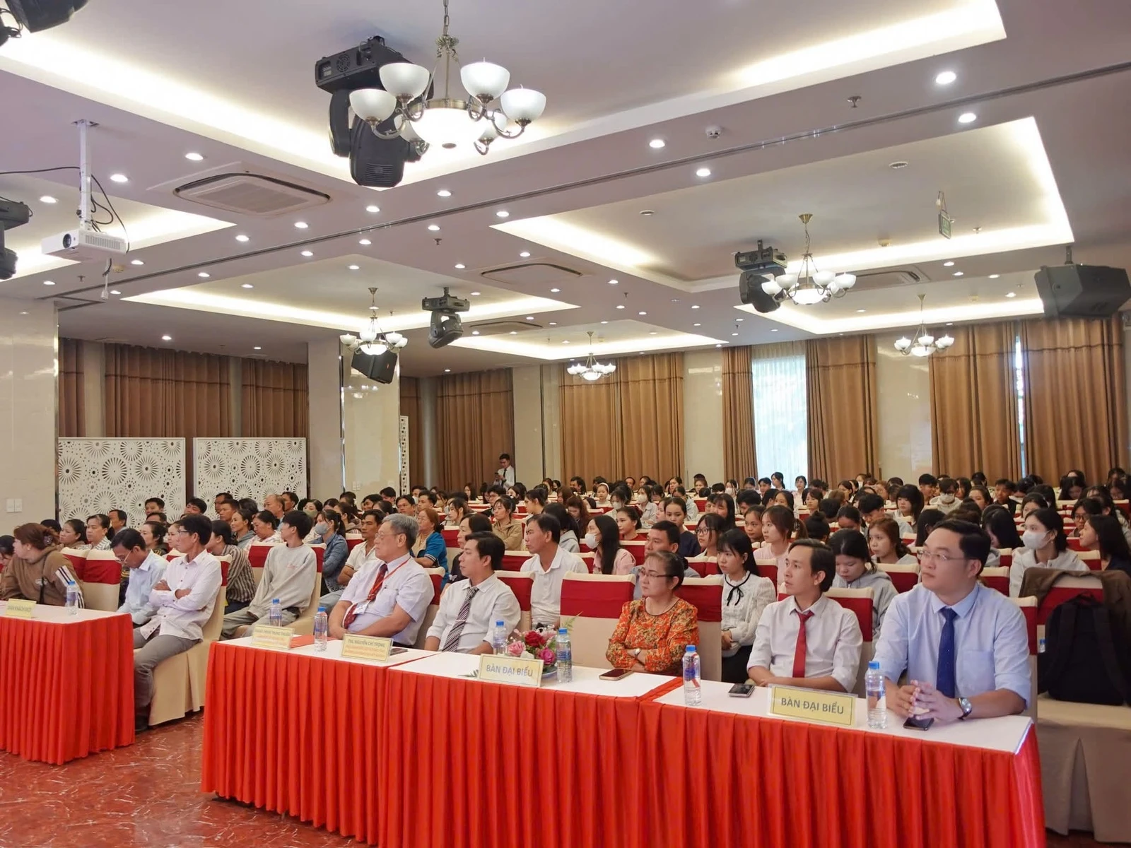 CHÀO MỪNG TÂN SINH VIÊN K26 ĐẾN VỚI ĐẠI VIỆT CẦN THƠ!