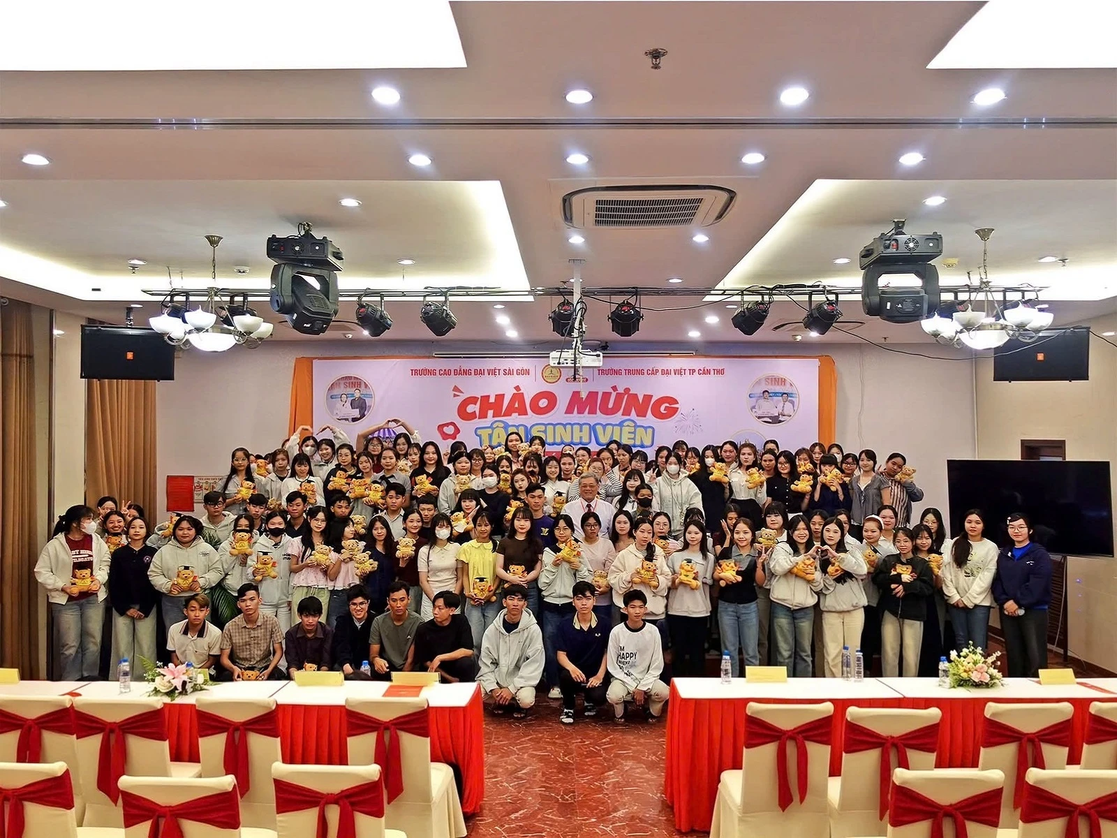 CHÀO MỪNG TÂN SINH VIÊN K26 ĐẾN VỚI ĐẠI VIỆT CẦN THƠ!