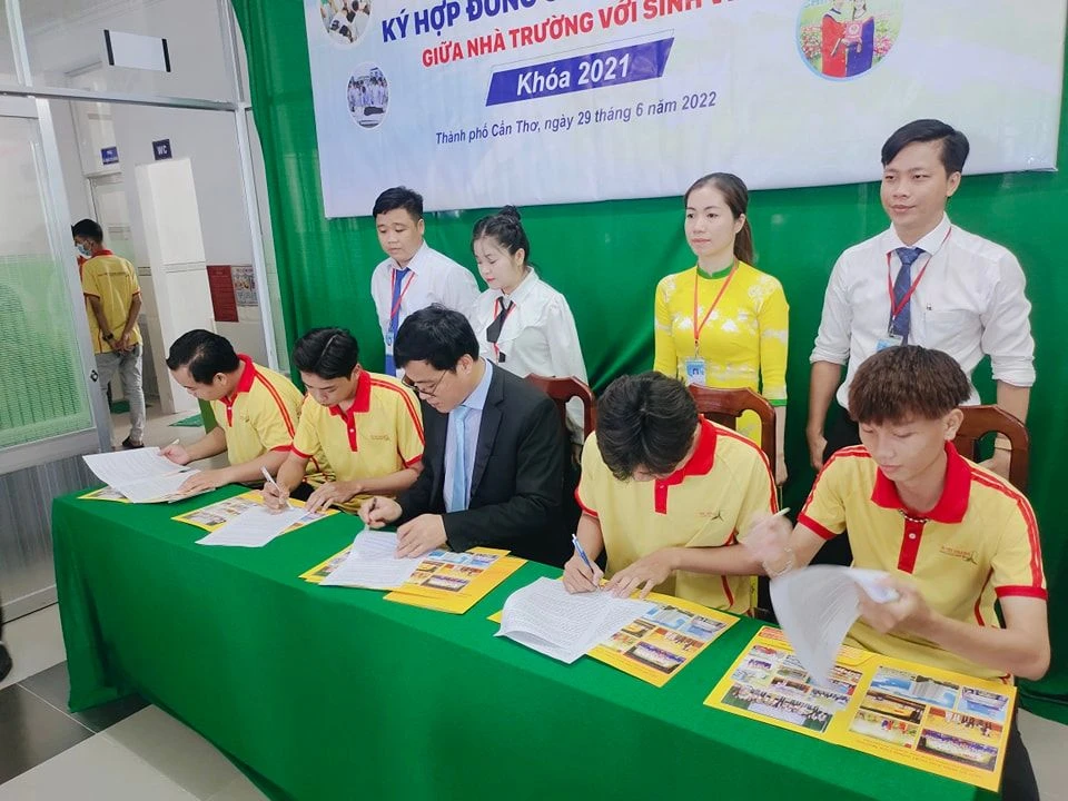 Chương Trình Ký Hợp Đồng Cam Kết Và Giới Thiệu Việc Làm Với Sinh Viên Khóa 2021