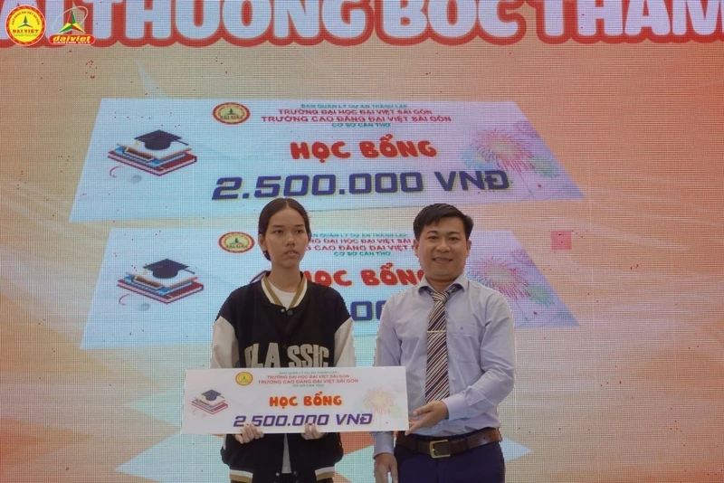 Đại Việt Cần Thơ Chào Đón Gần 450 Tân Sinh Viên Đợt 4 Khóa 2025