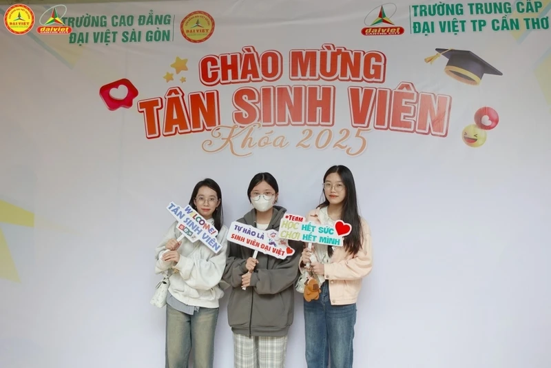 Đại Việt Cần Thơ Chào Đón Gần 450 Tân Sinh Viên Đợt 4 Khóa 2025