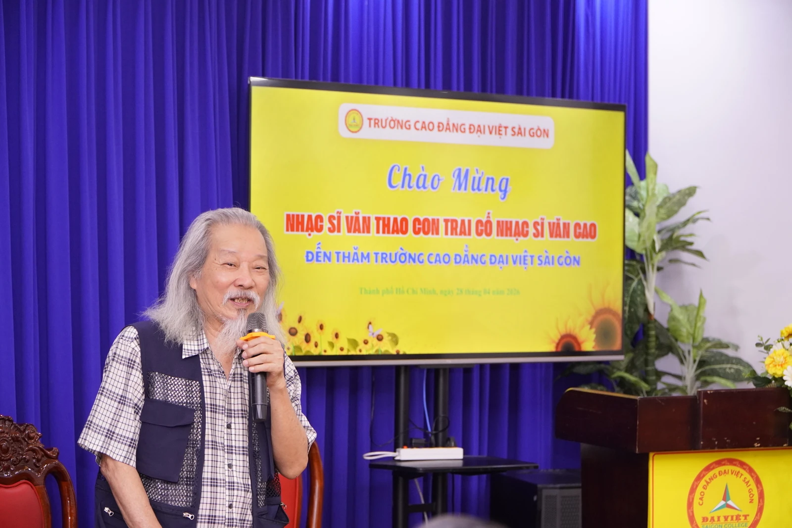 KHOẢNH KHẮC Ý NGHĨA CÙNG NHẠC SĨ VĂN THAO TẠI TRƯỜNG CAO ĐẲNG ĐẠI VIỆT SÀI GÒN