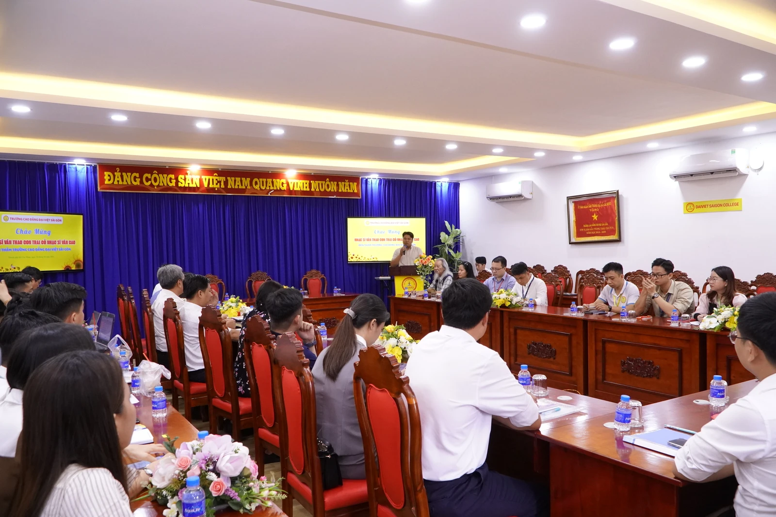 KHOẢNH KHẮC Ý NGHĨA CÙNG NHẠC SĨ VĂN THAO TẠI TRƯỜNG CAO ĐẲNG ĐẠI VIỆT SÀI GÒN