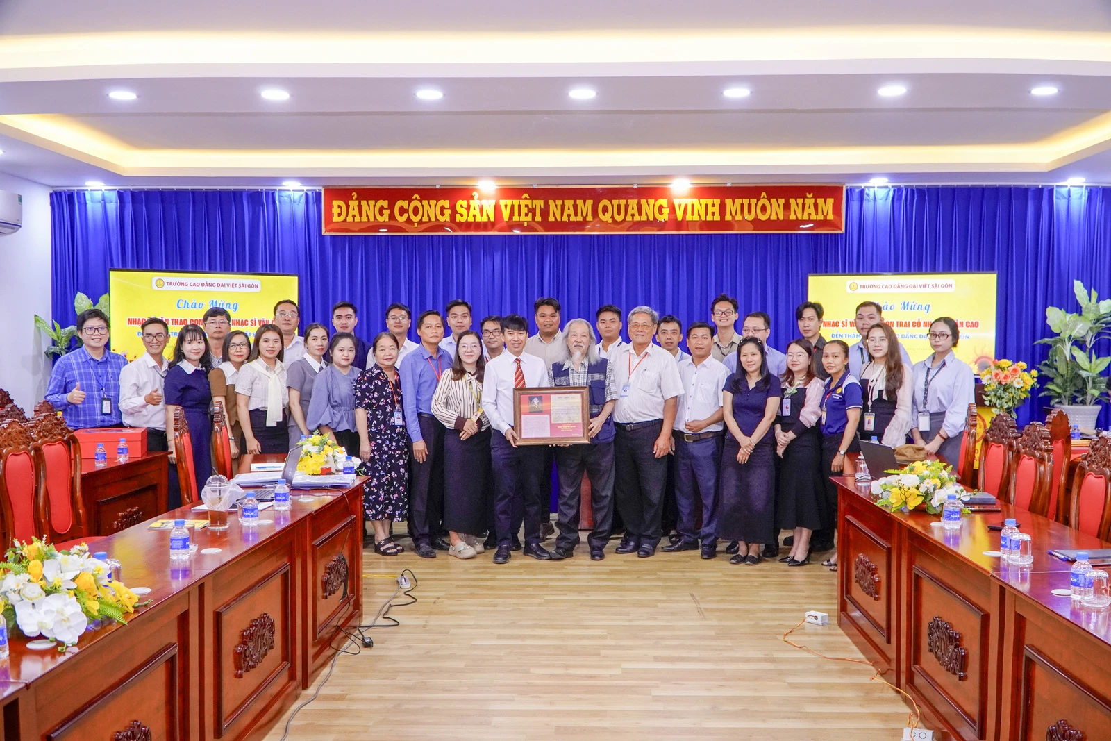 KHOẢNH KHẮC Ý NGHĨA CÙNG NHẠC SĨ VĂN THAO TẠI TRƯỜNG CAO ĐẲNG ĐẠI VIỆT SÀI GÒN