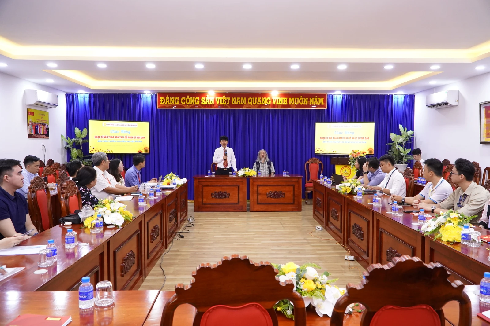 KHOẢNH KHẮC Ý NGHĨA CÙNG NHẠC SĨ VĂN THAO TẠI TRƯỜNG CAO ĐẲNG ĐẠI VIỆT SÀI GÒN