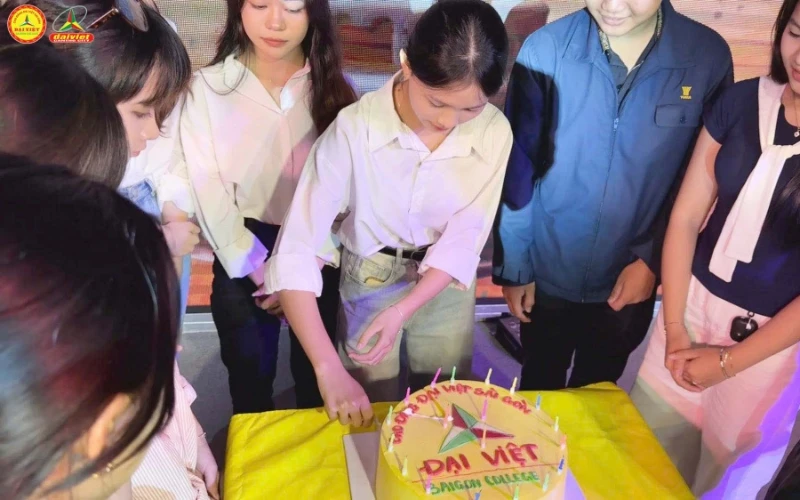 Đại Việt Cần Thơ Chúc Mừng Sinh Nhật Tân Sinh Viên Đợt 4 Tháng 8