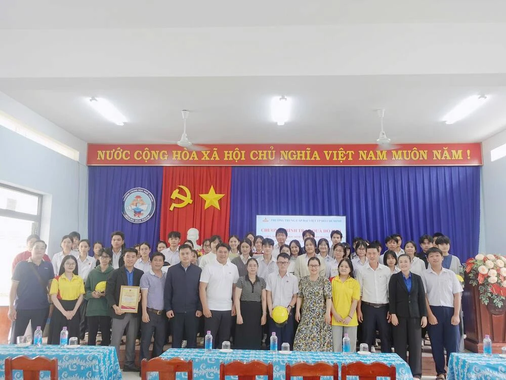 Đại Việt Cần Thơ Chung Tay Hỗ Trợ Thầy Cô Và Học Sinh Vượt Qua Thiệt Hại Sau Lũ