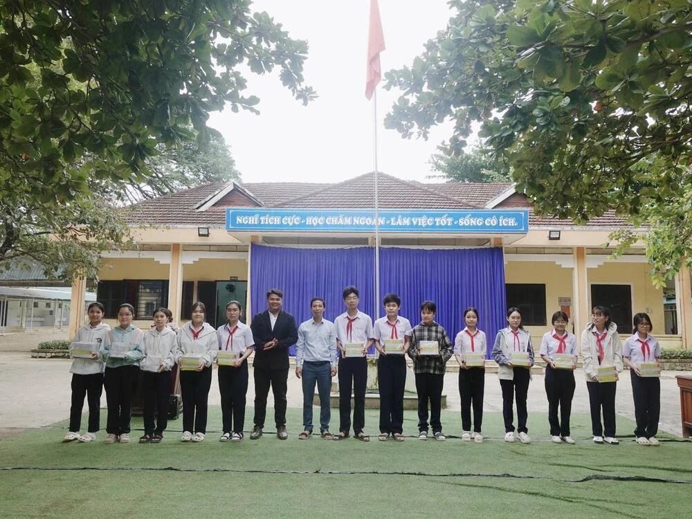 Đại Việt Cần Thơ Chung Tay Hỗ Trợ Thầy Cô Và Học Sinh Vượt Qua Thiệt Hại Sau Lũ