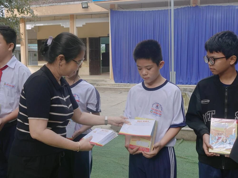 Đại Việt Cần Thơ Chung Tay Hỗ Trợ Thầy Cô Và Học Sinh Vượt Qua Thiệt Hại Sau Lũ