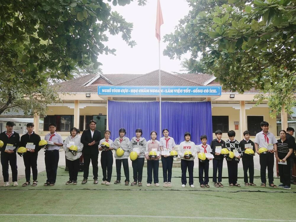 Đại Việt Cần Thơ Chung Tay Hỗ Trợ Thầy Cô Và Học Sinh Vượt Qua Thiệt Hại Sau Lũ