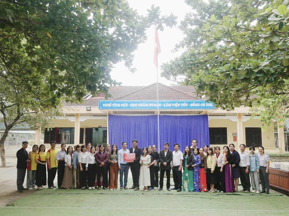 Đại Việt Cần Thơ Chung Tay Hỗ Trợ Thầy Cô Và Học Sinh Vượt Qua Thiệt Hại Sau Lũ