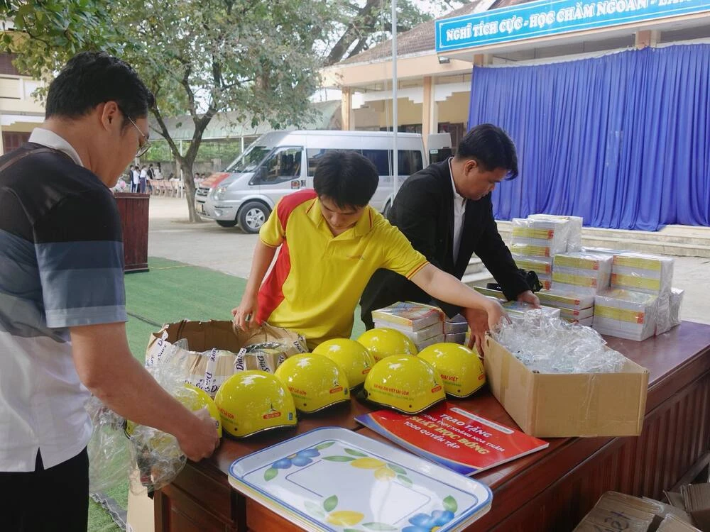 Đại Việt Cần Thơ Chung Tay Hỗ Trợ Thầy Cô Và Học Sinh Vượt Qua Thiệt Hại Sau Lũ