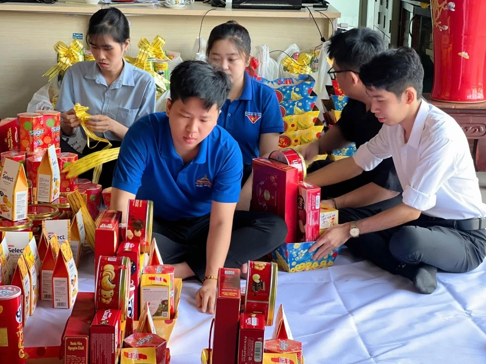 Đại Việt Cần Thơ gói quà Tết tặng cán bộ, nhân viên nhà trường