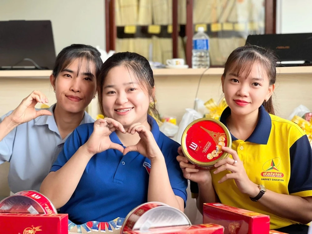 Đại Việt Cần Thơ gói quà Tết tặng cán bộ, nhân viên nhà trường