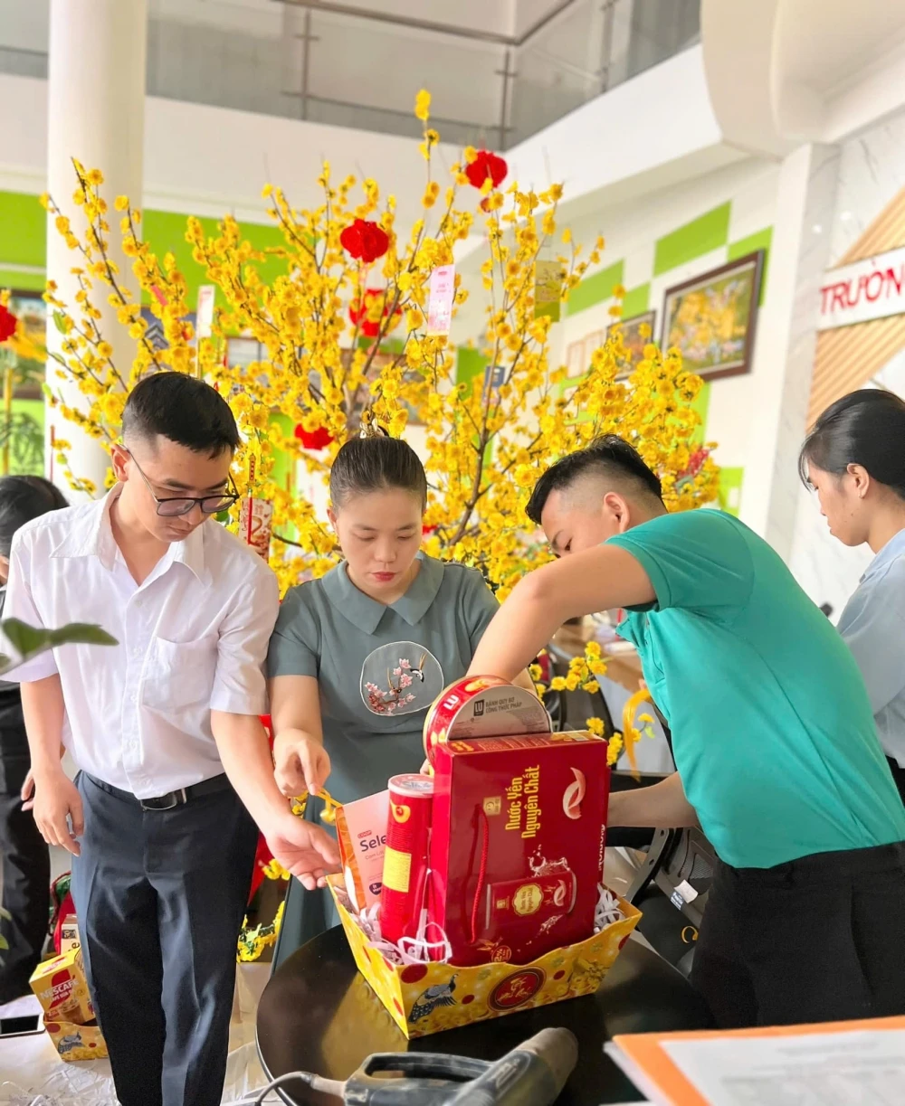 Đại Việt Cần Thơ gói quà Tết tặng cán bộ, nhân viên nhà trường