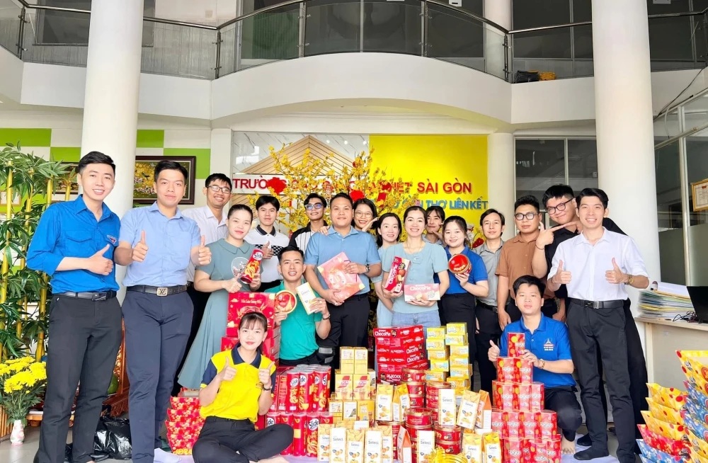 Đại Việt Cần Thơ gói quà Tết tặng cán bộ, nhân viên nhà trường