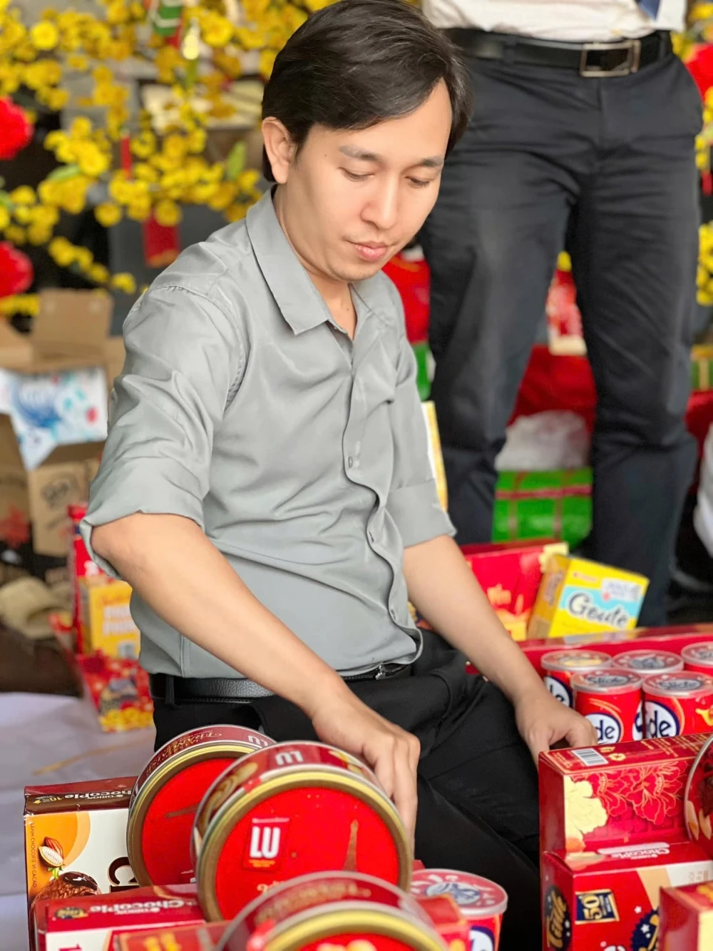 Đại Việt Cần Thơ gói quà Tết tặng cán bộ, nhân viên nhà trường