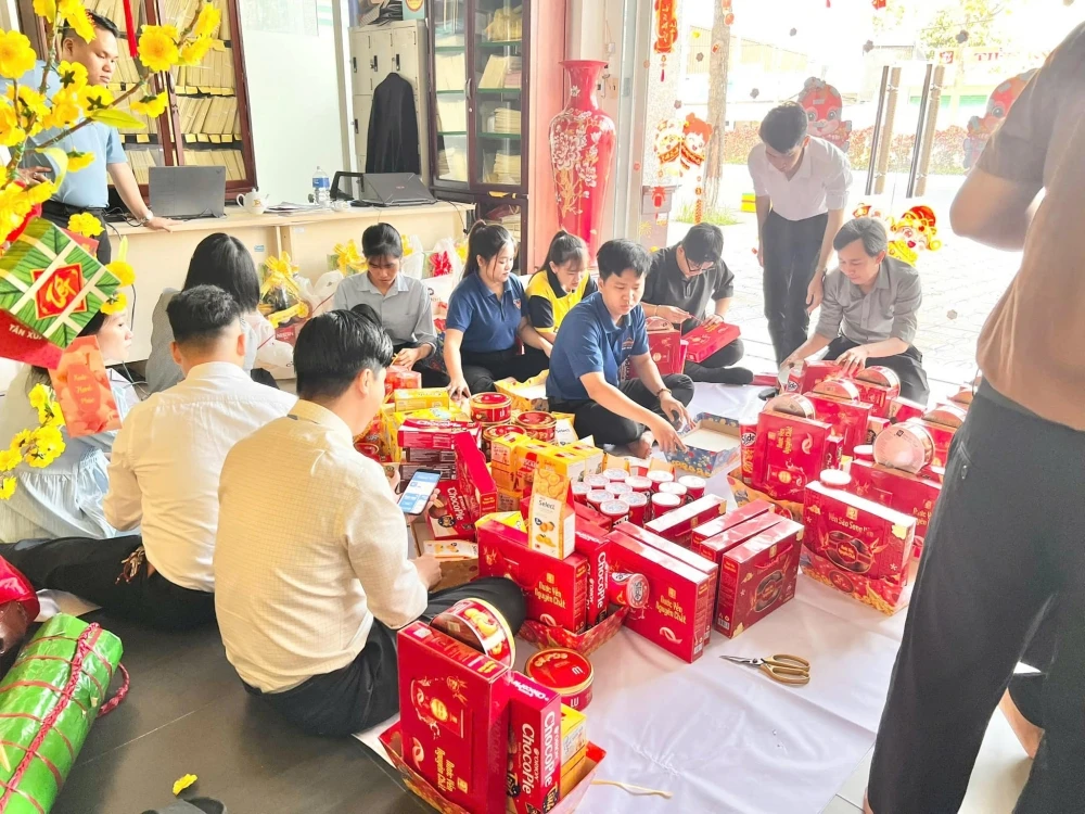 Đại Việt Cần Thơ gói quà Tết tặng cán bộ, nhân viên nhà trường