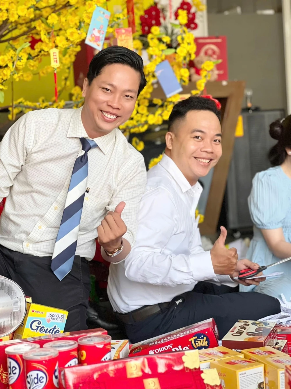 Đại Việt Cần Thơ gói quà Tết tặng cán bộ, nhân viên nhà trường