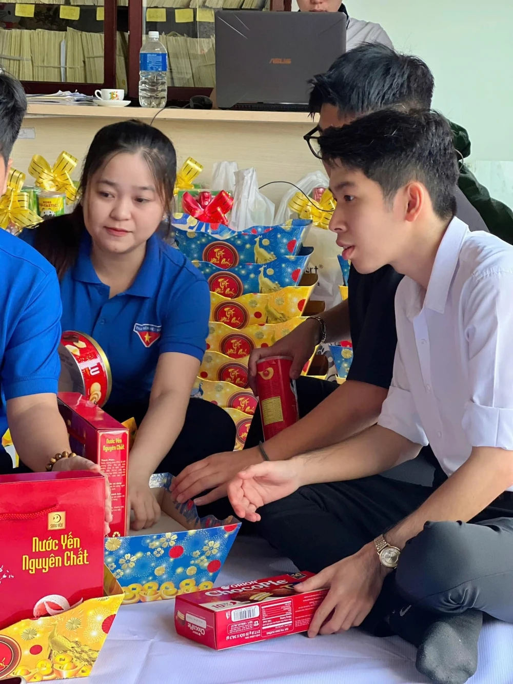 Đại Việt Cần Thơ gói quà Tết tặng cán bộ, nhân viên nhà trường