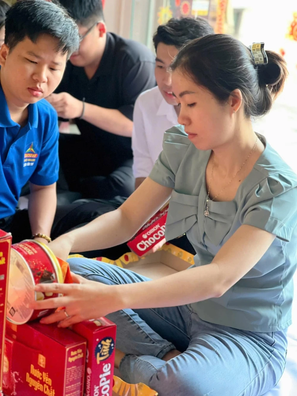 Đại Việt Cần Thơ gói quà Tết tặng cán bộ, nhân viên nhà trường