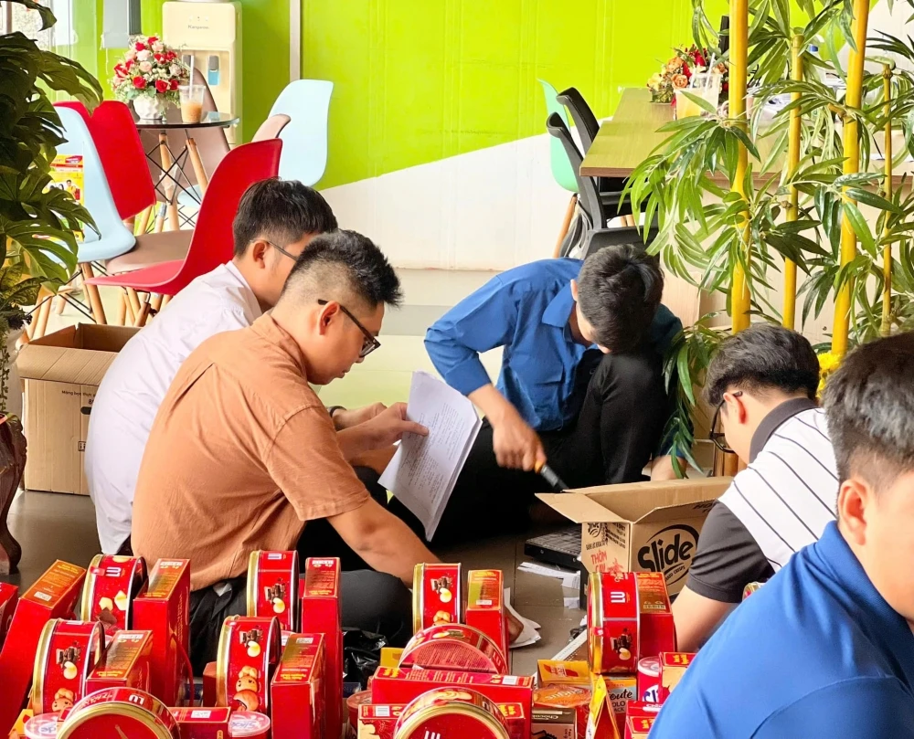 Đại Việt Cần Thơ gói quà Tết tặng cán bộ, nhân viên nhà trường