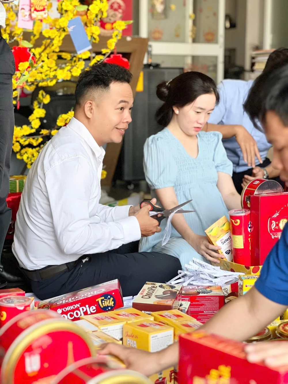 Đại Việt Cần Thơ gói quà Tết tặng cán bộ, nhân viên nhà trường