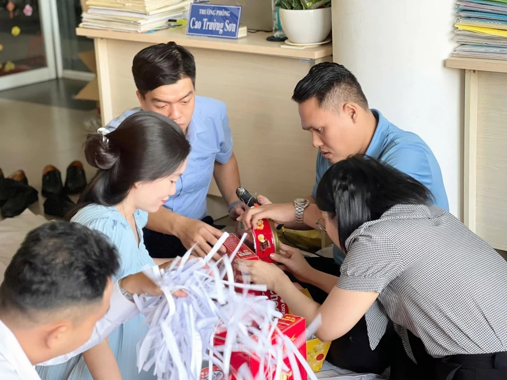 Đại Việt Cần Thơ gói quà Tết tặng cán bộ, nhân viên nhà trường