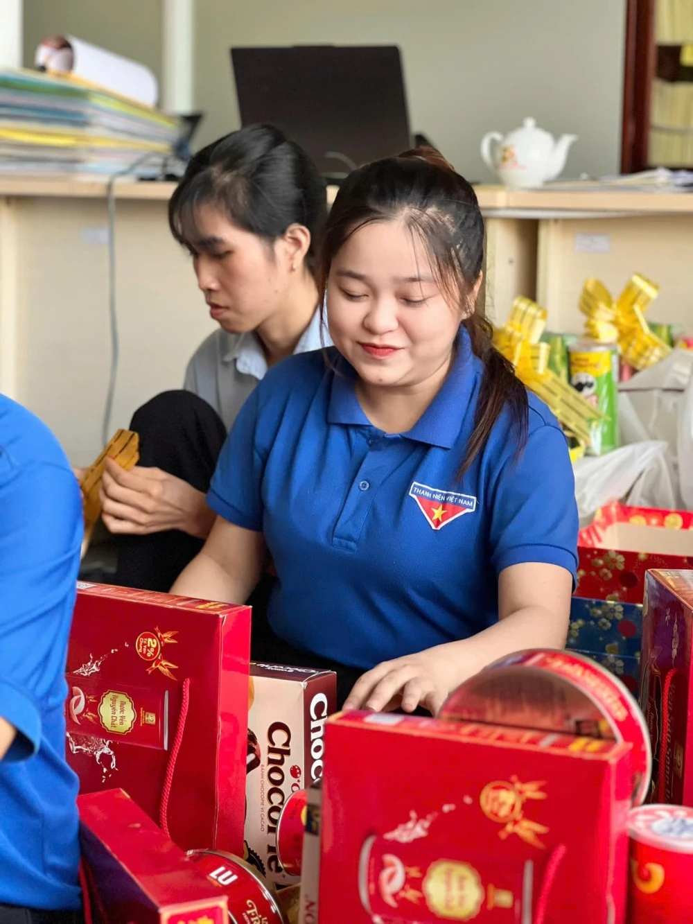 Đại Việt Cần Thơ gói quà Tết tặng cán bộ, nhân viên nhà trường