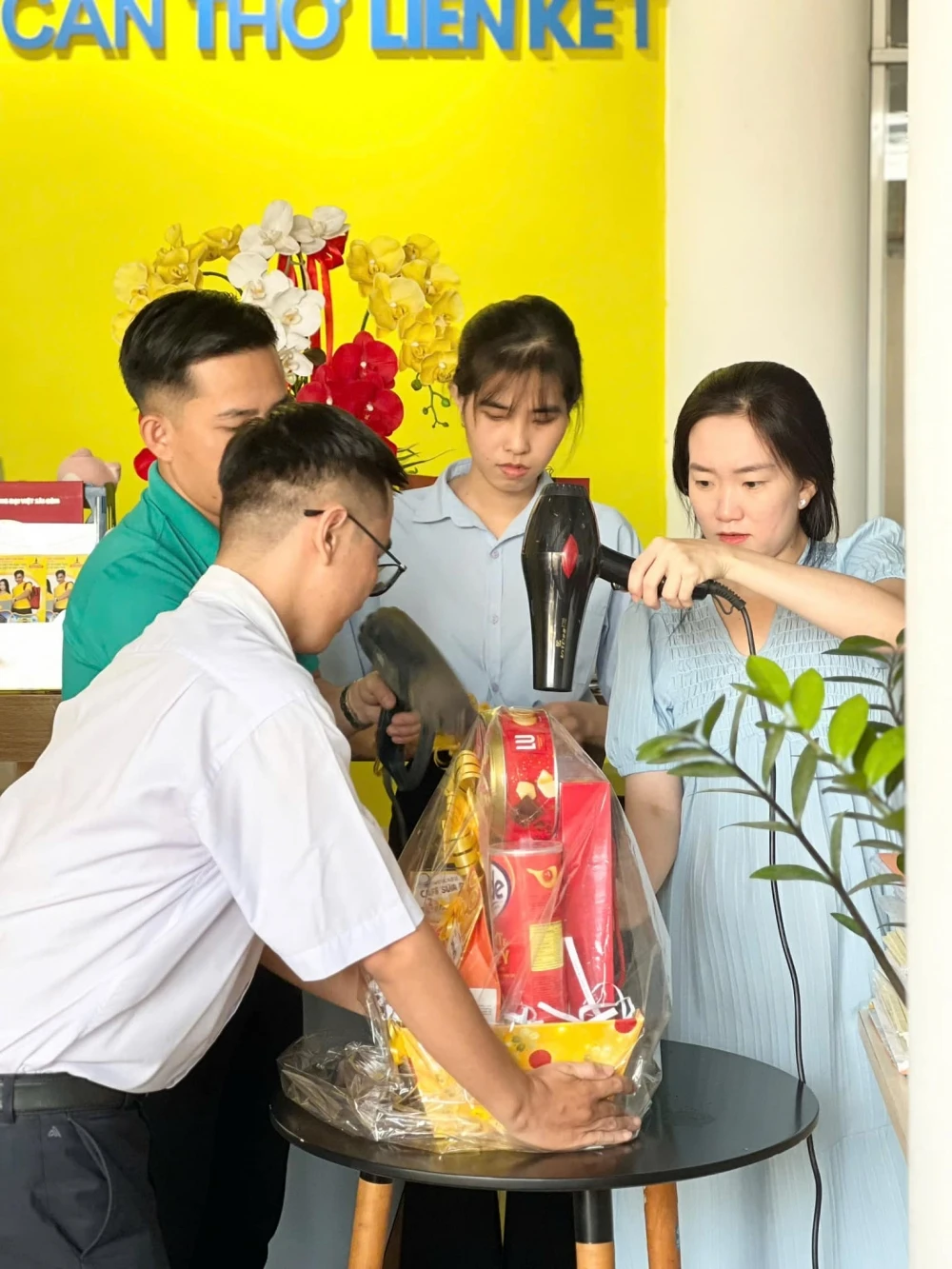 Đại Việt Cần Thơ gói quà Tết tặng cán bộ, nhân viên nhà trường