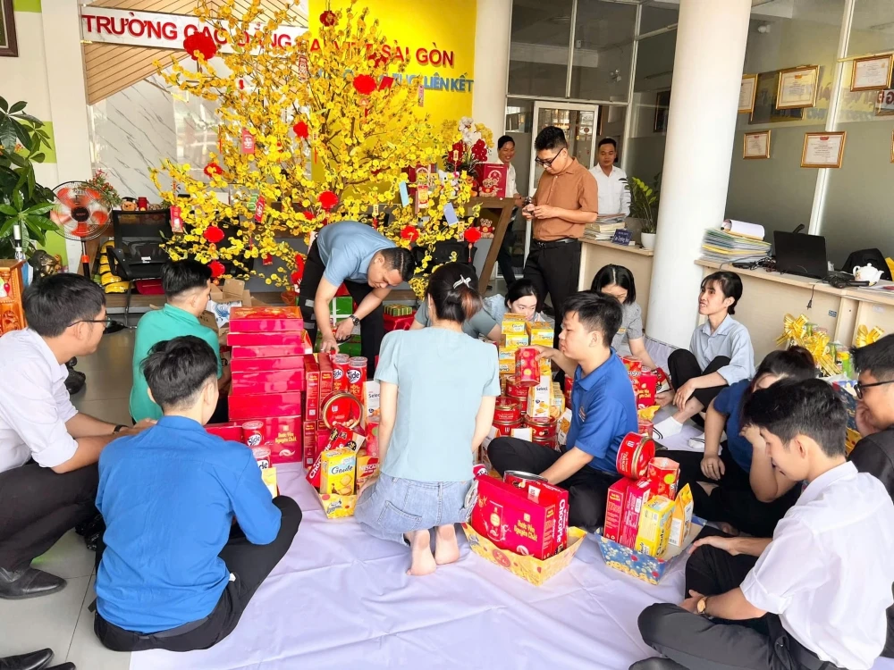 Đại Việt Cần Thơ gói quà Tết tặng cán bộ, nhân viên nhà trường