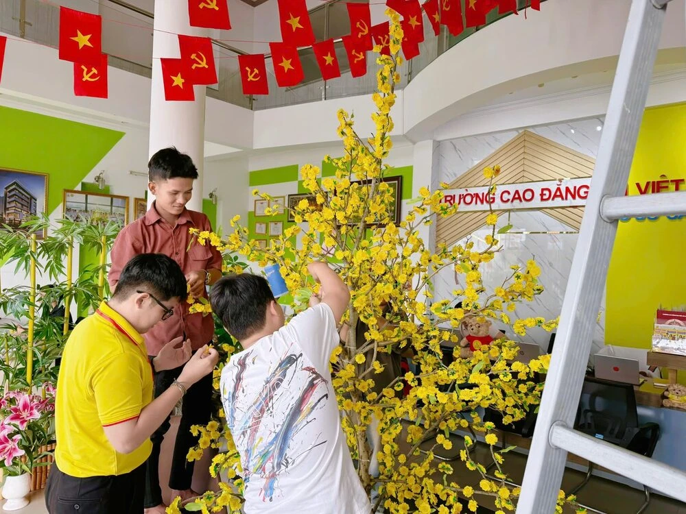 ĐẠI VIỆT CẦN THƠ RỘN RÀNG KHÔNG KHÍ TẾT